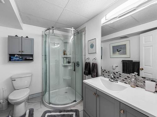 2370 Greenfield Ave, Kamloops, BC - Indoor Photo Showing Bathroom