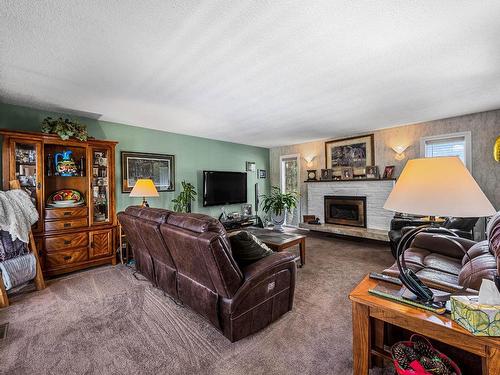 2370 Greenfield Ave, Kamloops, BC - Indoor Photo Showing Living Room With Fireplace