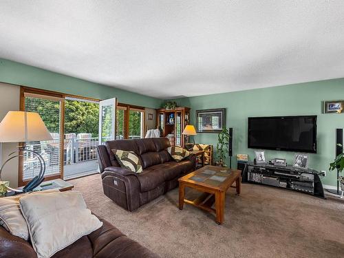 2370 Greenfield Ave, Kamloops, BC - Indoor Photo Showing Living Room