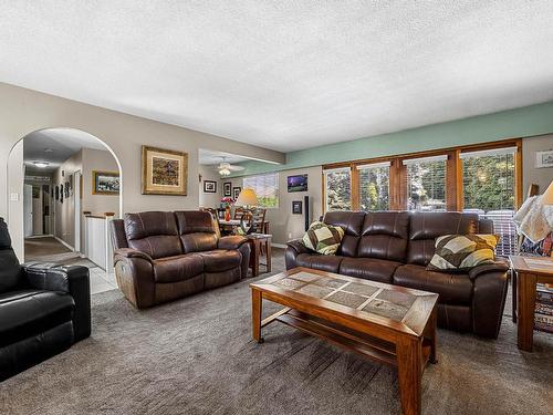 2370 Greenfield Ave, Kamloops, BC - Indoor Photo Showing Living Room