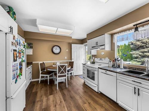 2370 Greenfield Ave, Kamloops, BC - Indoor Photo Showing Kitchen