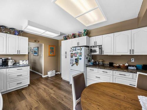 2370 Greenfield Ave, Kamloops, BC - Indoor Photo Showing Kitchen