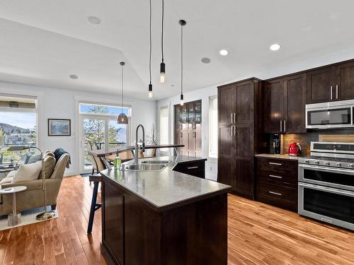 1831 Primrose Cres, Kamloops, BC - Indoor Photo Showing Kitchen With Double Sink With Upgraded Kitchen