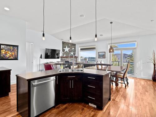 1831 Primrose Cres, Kamloops, BC - Indoor Photo Showing Kitchen With Double Sink With Upgraded Kitchen