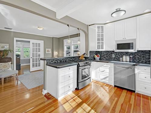 823 Columbia Street, Kamloops, BC - Indoor Photo Showing Kitchen With Upgraded Kitchen