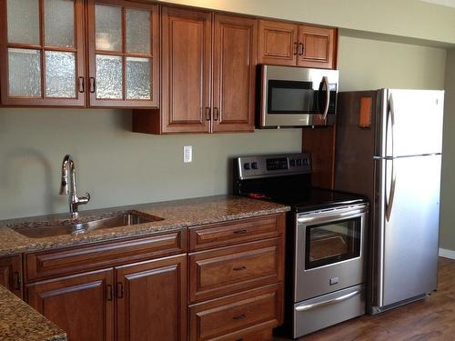 1922 Gardiner Road, Kamloops, BC - Indoor Photo Showing Kitchen With Double Sink