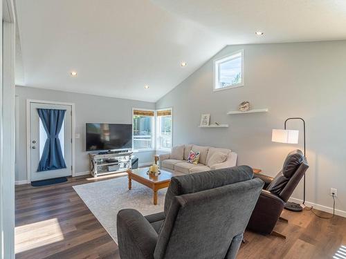 1213 Vista Heights Drive, Ashcroft, BC - Indoor Photo Showing Living Room