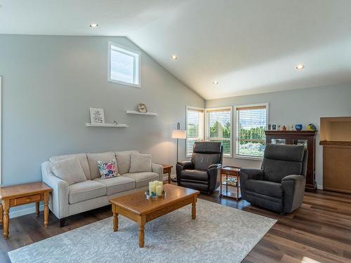 1213 Vista Heights Drive, Ashcroft, BC - Indoor Photo Showing Living Room