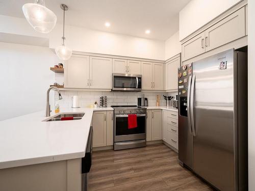 112-200 Grand Boulevard, Kamloops, BC - Indoor Photo Showing Kitchen With Stainless Steel Kitchen With Double Sink