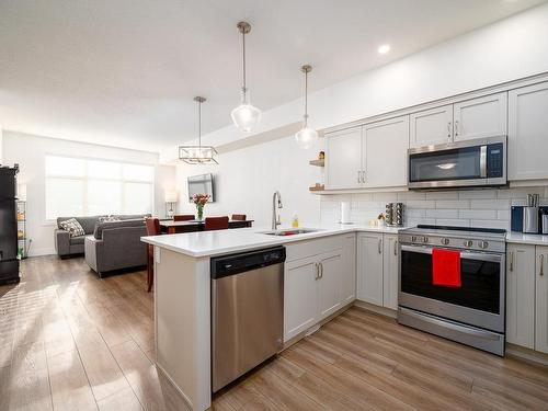 112-200 Grand Boulevard, Kamloops, BC - Indoor Photo Showing Kitchen