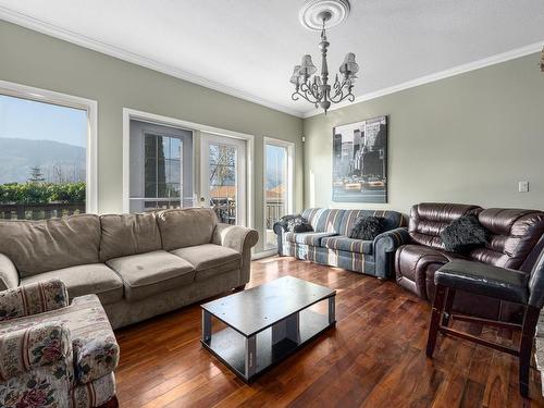 1973 Tranquille Rd, Kamloops, BC - Indoor Photo Showing Living Room