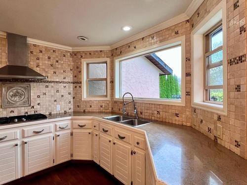 1973 Tranquille Rd, Kamloops, BC - Indoor Photo Showing Kitchen With Double Sink