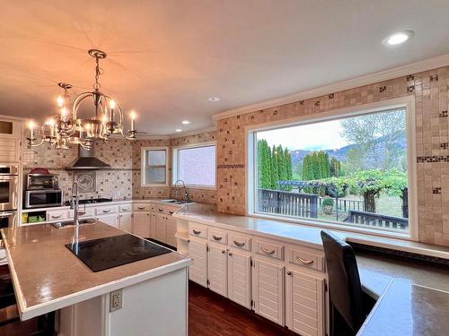 1973 Tranquille Rd, Kamloops, BC - Indoor Photo Showing Kitchen