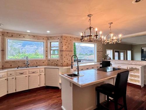 1973 Tranquille Rd, Kamloops, BC - Indoor Photo Showing Kitchen With Double Sink