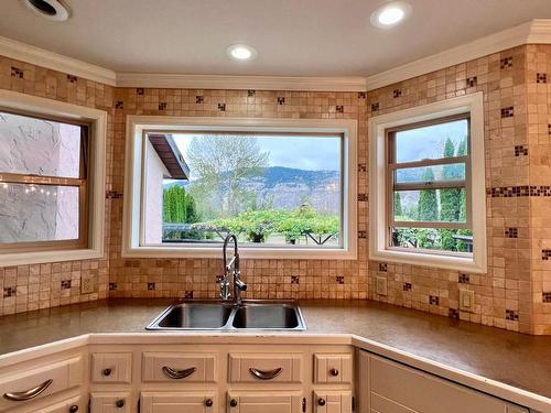 1973 Tranquille Rd, Kamloops, BC - Indoor Photo Showing Kitchen With Double Sink