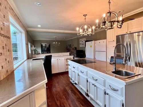 1973 Tranquille Rd, Kamloops, BC - Indoor Photo Showing Kitchen