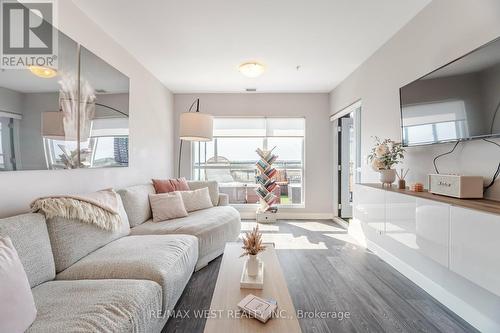 607 - 1 Victoria Street S, Kitchener, ON - Indoor Photo Showing Living Room