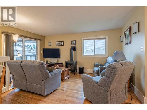 3750 Wood Avenue, Armstrong, BC - Indoor Photo Showing Living Room