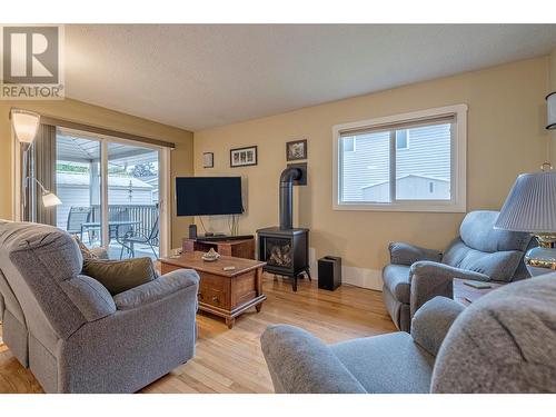 3750 Wood Avenue, Armstrong, BC - Indoor Photo Showing Living Room