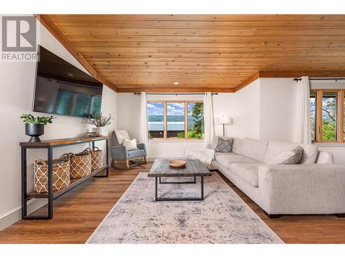 211 Enderby Grindrod Road, Enderby, BC - Indoor Photo Showing Living Room