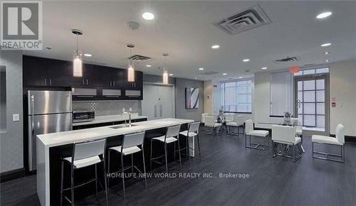 1005 - 73 King William Crescent, Richmond Hill, ON - Indoor Photo Showing Kitchen With Upgraded Kitchen