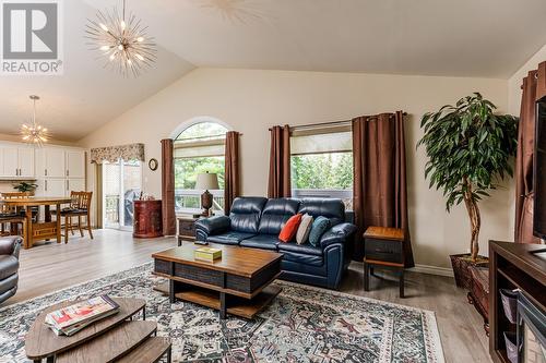 18 Shannon Court, Collingwood, ON - Indoor Photo Showing Living Room