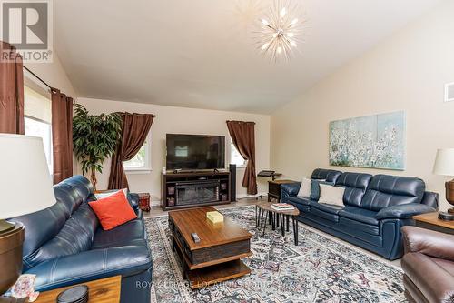 18 Shannon Court, Collingwood, ON - Indoor Photo Showing Living Room