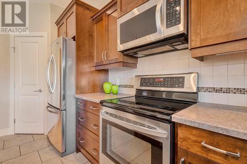 971 Monashee Place Unit# 15, Kelowna, BC - Indoor Photo Showing Kitchen