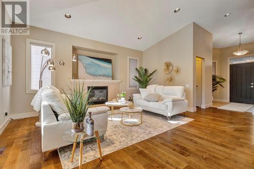 971 Monashee Place Unit# 15, Kelowna, BC - Indoor Photo Showing Living Room With Fireplace