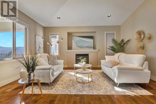 971 Monashee Place Unit# 15, Kelowna, BC - Indoor Photo Showing Living Room With Fireplace