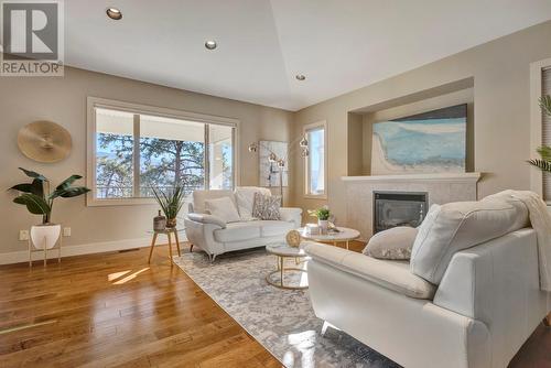 971 Monashee Place Unit# 15, Kelowna, BC - Indoor Photo Showing Living Room With Fireplace