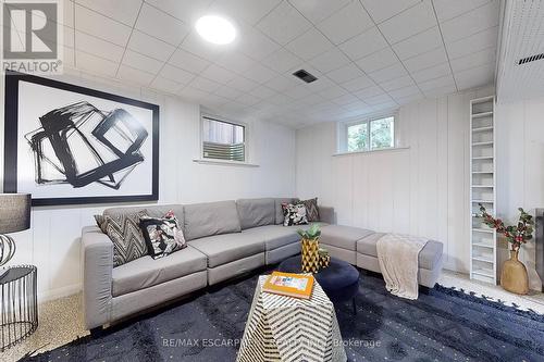 697 George Street, Burlington, ON - Indoor Photo Showing Living Room