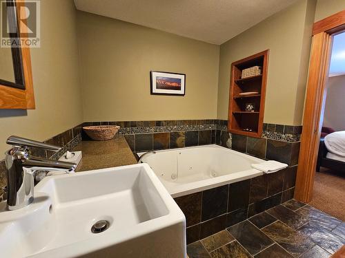 41 Rivermount  Place Unit# 103, Fernie, BC - Indoor Photo Showing Bathroom