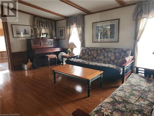 41 Maple Drive, Miller Lake, ON - Indoor Photo Showing Living Room