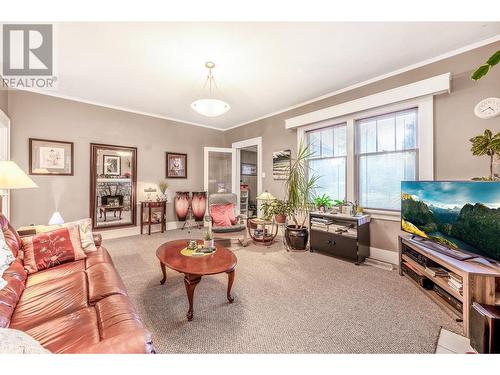 1830 Riverside Avenue, Kelowna, BC - Indoor Photo Showing Living Room