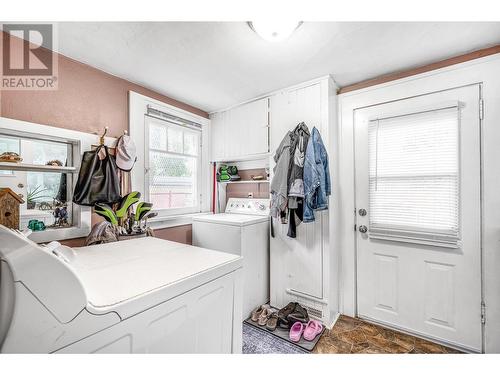 1830 Riverside Avenue, Kelowna, BC - Indoor Photo Showing Laundry Room