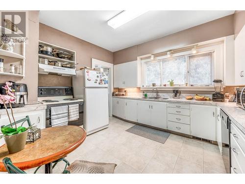 1830 Riverside Avenue, Kelowna, BC - Indoor Photo Showing Kitchen