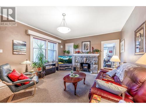 1830 Riverside Avenue, Kelowna, BC - Indoor Photo Showing Living Room With Fireplace