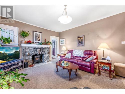 1830 Riverside Avenue, Kelowna, BC - Indoor Photo Showing Living Room With Fireplace