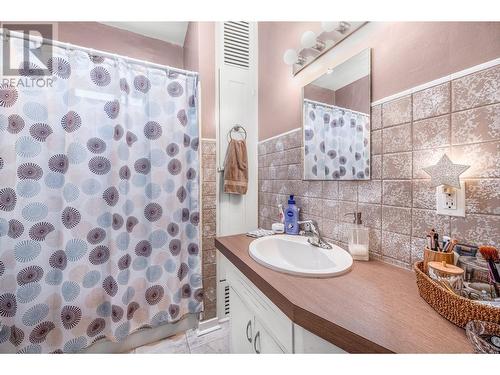 1830 Riverside Avenue, Kelowna, BC - Indoor Photo Showing Bathroom