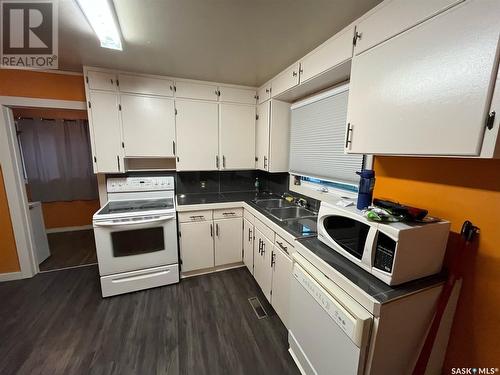 178 6Th Street E, Prince Albert, SK - Indoor Photo Showing Kitchen With Double Sink