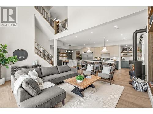 459 Vision Court, Kelowna, BC - Indoor Photo Showing Living Room