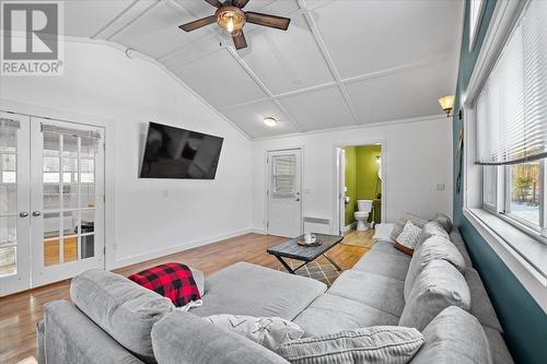 2269 Solsqua Road, Sicamous, BC - Indoor Photo Showing Living Room