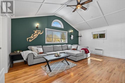 2269 Solsqua Road, Sicamous, BC - Indoor Photo Showing Living Room