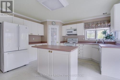 40 Chalmers Drive, Barrie, ON - Indoor Photo Showing Kitchen