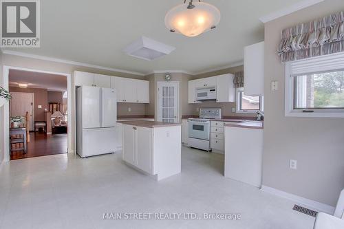 40 Chalmers Drive, Barrie, ON - Indoor Photo Showing Kitchen