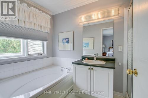 40 Chalmers Drive, Barrie, ON - Indoor Photo Showing Bathroom