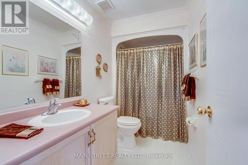 40 Chalmers Drive, Barrie, ON - Indoor Photo Showing Bathroom