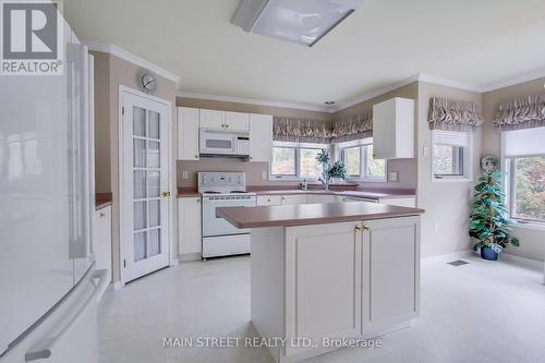 40 Chalmers Drive, Barrie, ON - Indoor Photo Showing Kitchen