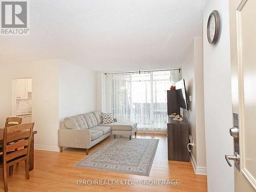 906 - 1615 Bloor Street, Mississauga, ON - Indoor Photo Showing Living Room